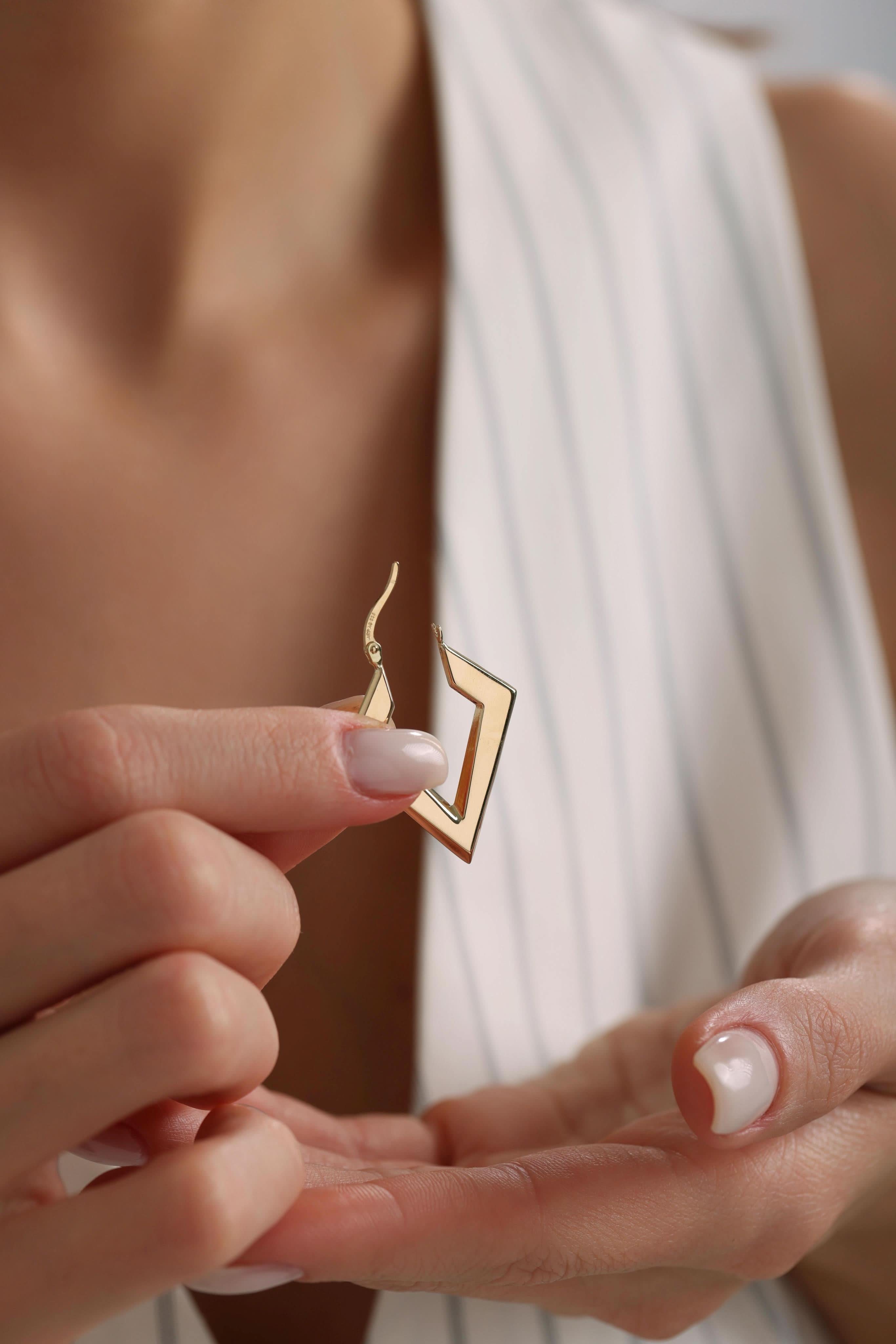 14 Ayar Üçgen Altın Küpe