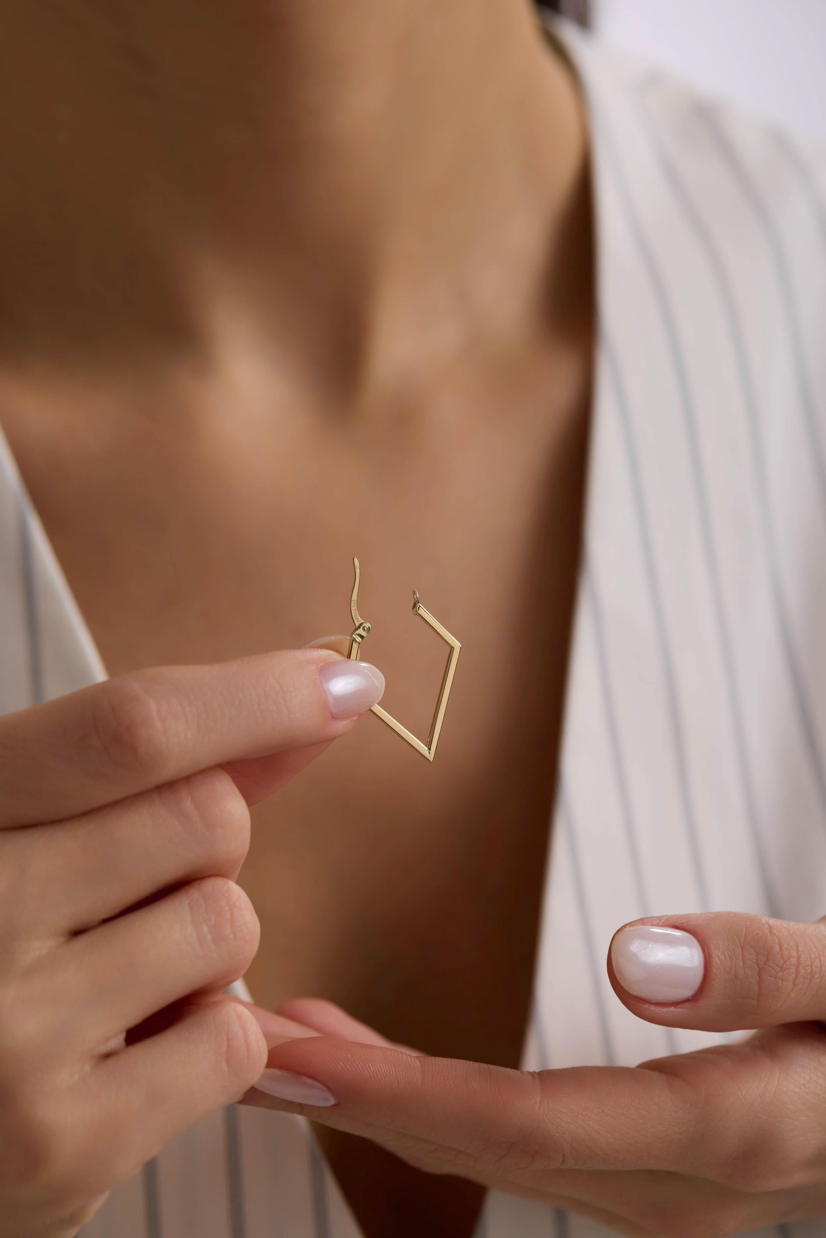 14 Ayar Üçgen Altın Küpe