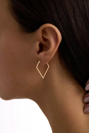 14 Ayar Üçgen Altın Küpe