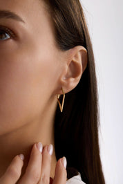 14 Ayar Üçgen Altın Küpe