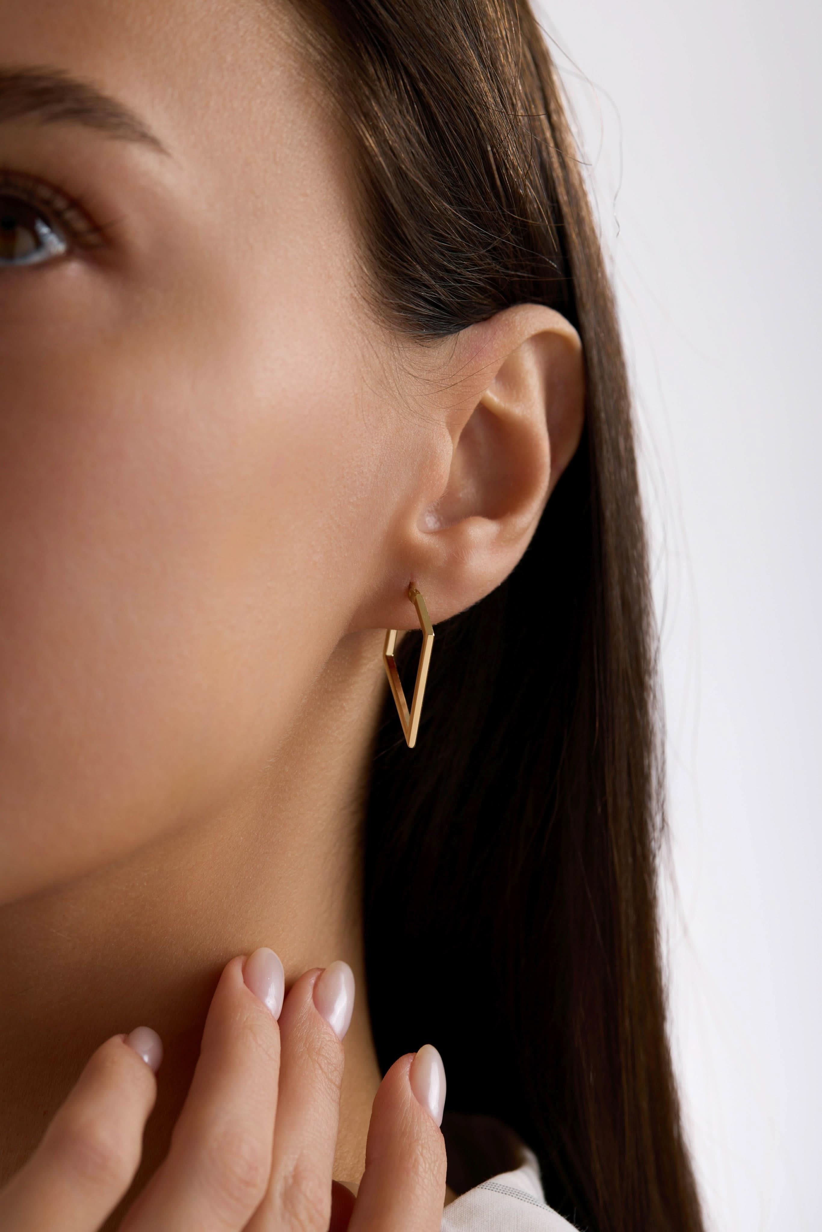 14 Ayar Üçgen Altın Küpe