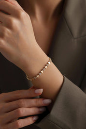 14 Ayar Üçgen Sıralı Taşlı Altın Bileklik