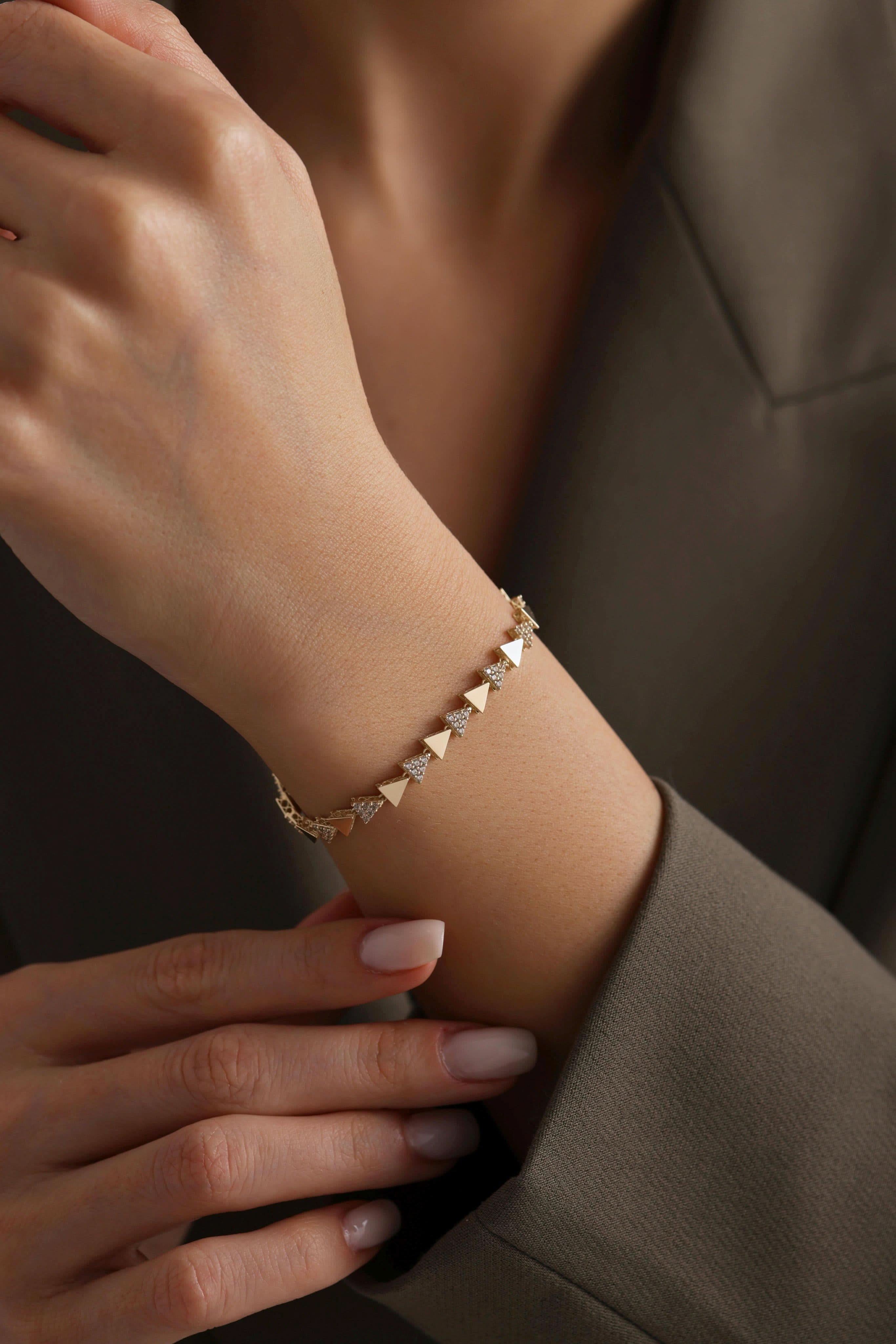 14 Ayar Üçgen Sıralı Taşlı Altın Bileklik