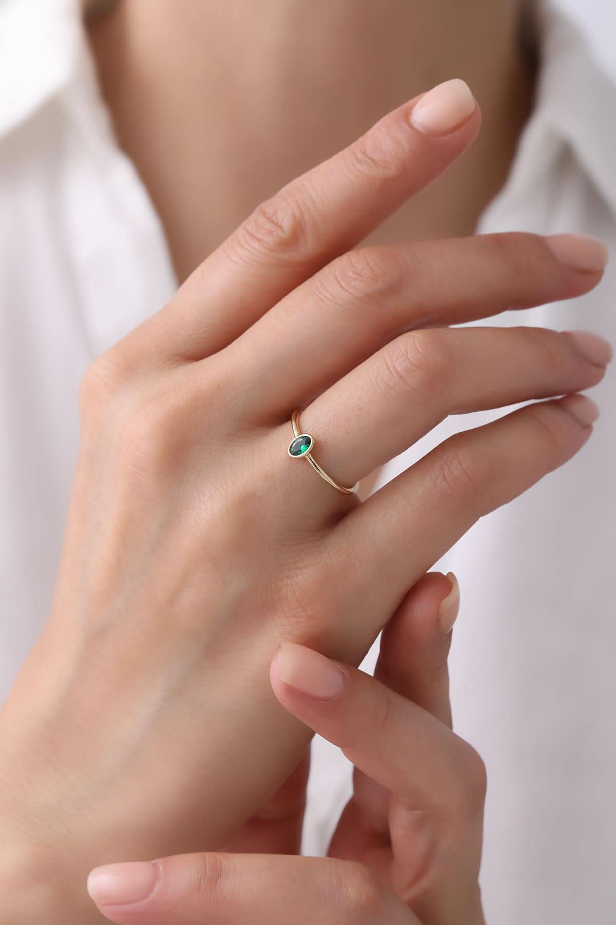 14 Ayar Yeşil Taşlı Altın Yüzük