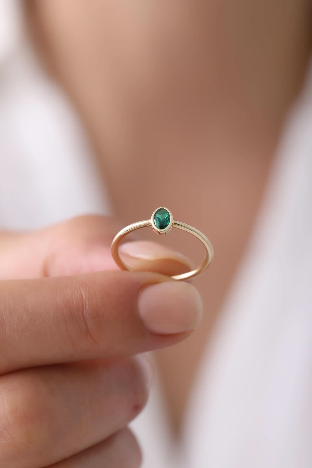 14 Ayar Yeşil Taşlı Altın Yüzük