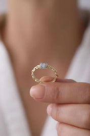 14 Ayar Zincir Taşlı Altın Yüzük