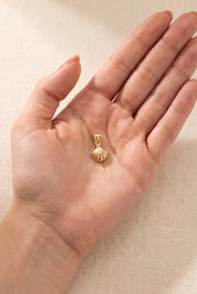 14 Ayar İstiridye Altın Kolye Ucu avuç içinde