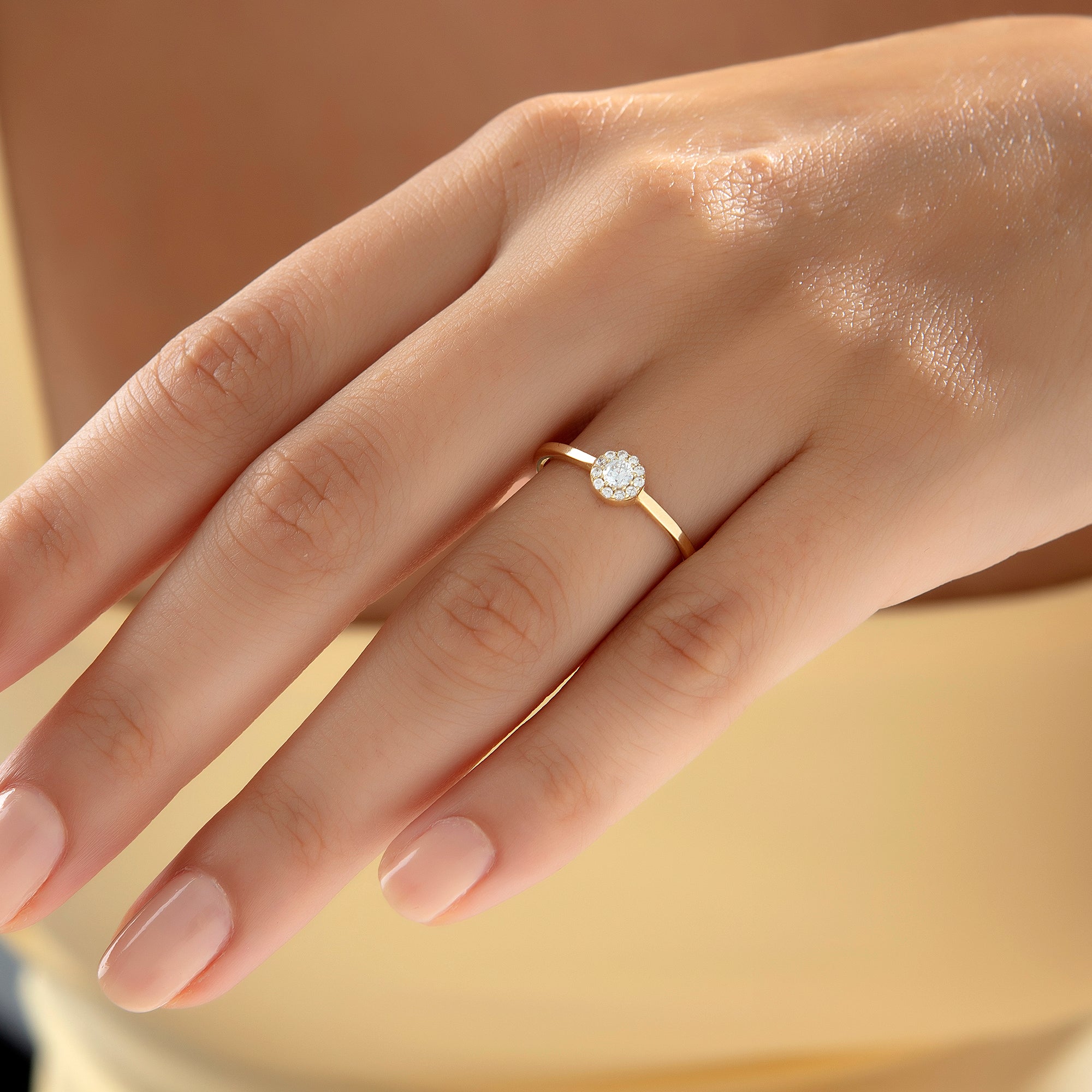 14 Ayar Altın Taşlı Minimal Çiçek Yüzük