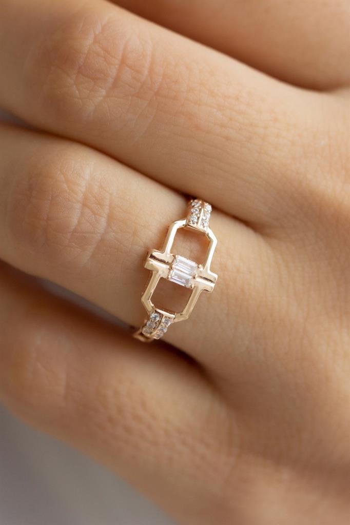 Altın Baget Taşlı Tasarım Yüzük