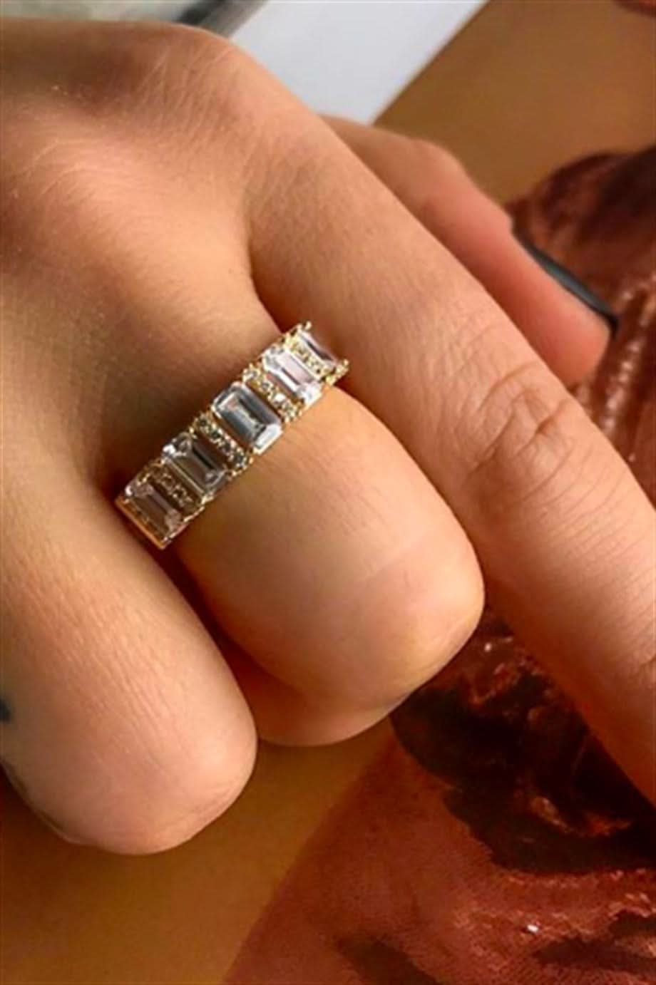 Altın Baget Taşlı Yarım Tur Yüzük