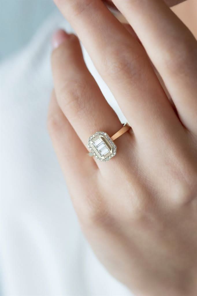 Altın Baget Taşlı Yüzük