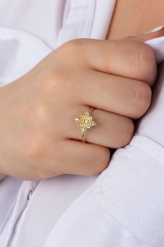 Altın Taşlı Tasarım Yüzük