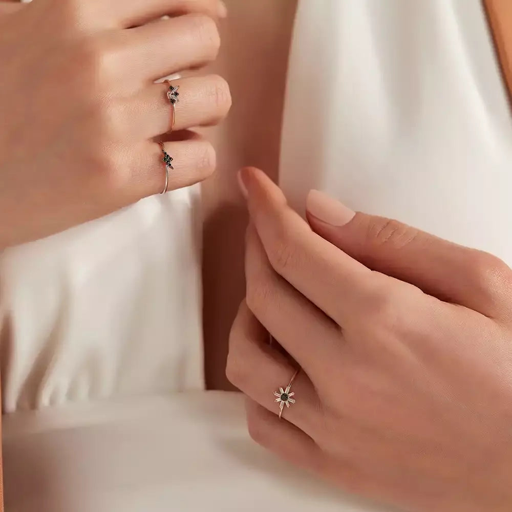 Daisy 0.19 CT Siyah Pırlanta ve Baget Pırlanta Taşlı Yüzük