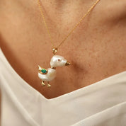 Duck Doğal İnci, Opal ve Multicolor Safir Taşlı Sarı Altın Kolye