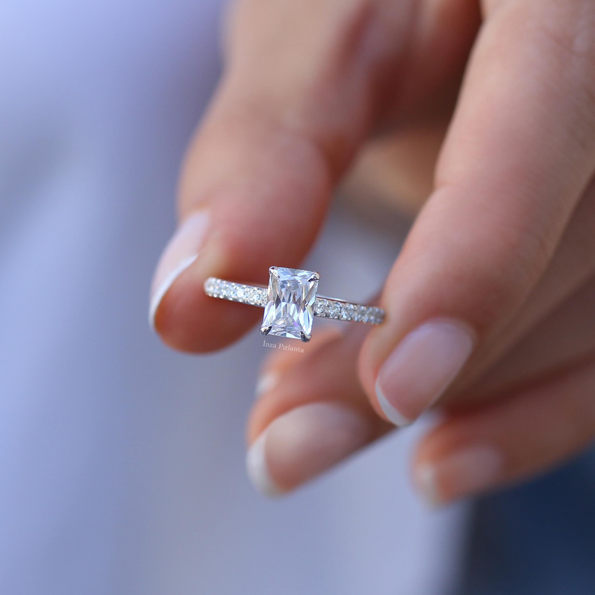 Özel Tasarım Beyaz Topaz & Pırlanta Yüzük