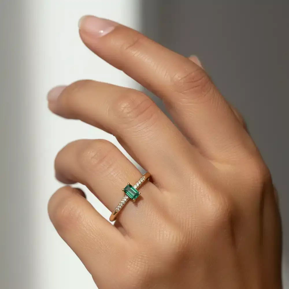 lena-green-safir-ve-pirlanta-tasli-sari-altin-yuzuk-renkli-tasli-yuzuk-6380-24-B_3c571e4c-88ab-44fd-9fcc-cf46b6a86e37.webp