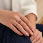 Mona 0.09 CT Blue Safir ve Pırlanta Taşlı Beyaz Altın Yüzük