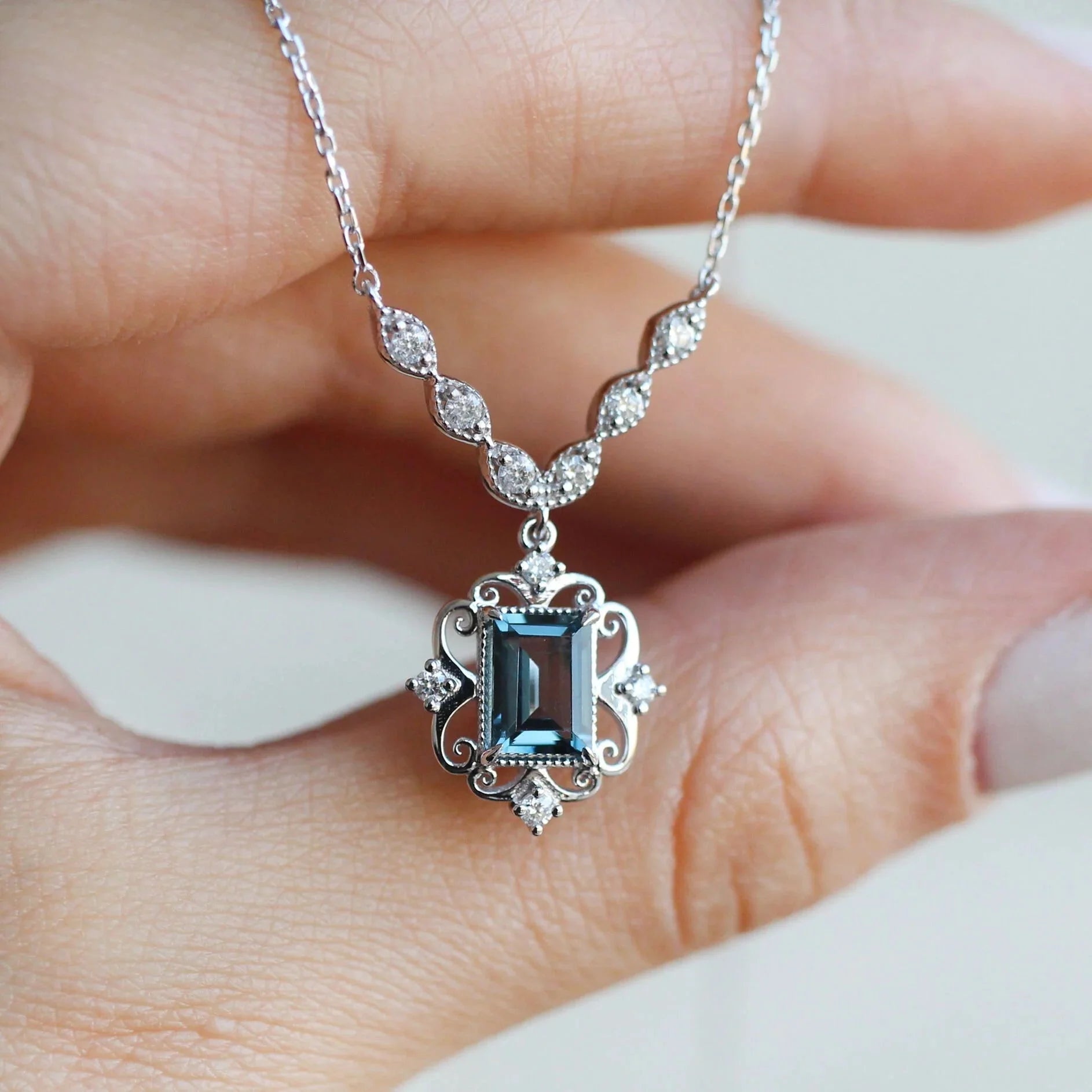 Özel Tasarım Vintage London Blue & Pırlanta Kolye