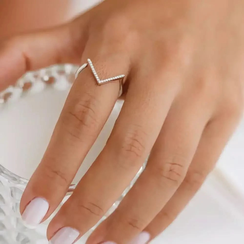 Pırlanta Taşlı Beyaz Altın Minimal V Yüzük