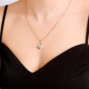 Taşlı Altıgen Kolye