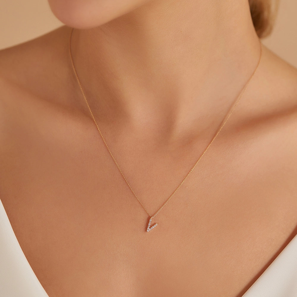 V Harf 0.08 CT Pırlanta Taşlı Rose Altın Kolye