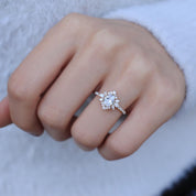 Vintage Kenar Taşlı Artemis Beyaz Topaz & Pırlanta Yüzük