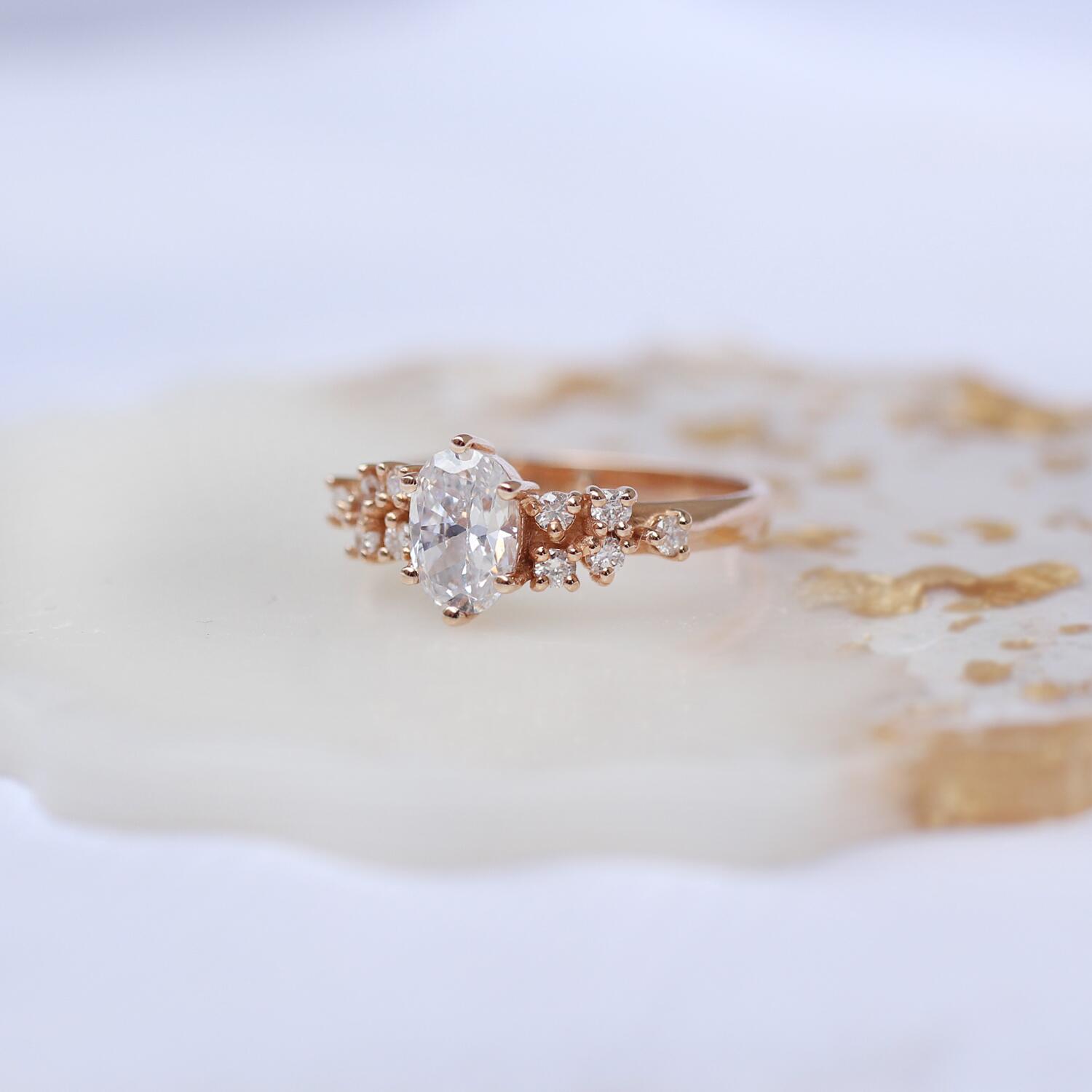 Özel Tasarım Asimetri Pırlanta & Beyaz Topaz Yüzük