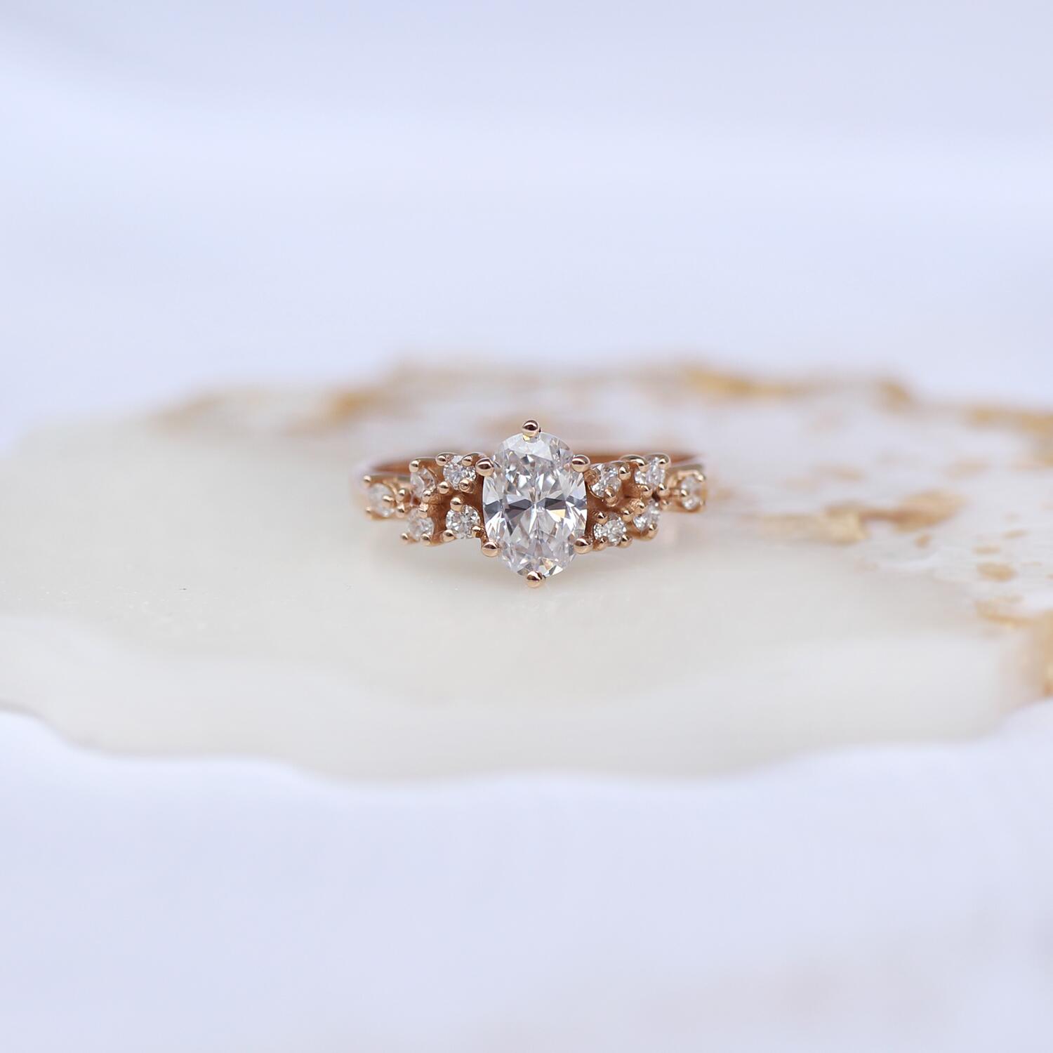 Özel Tasarım Asimetri Pırlanta & Beyaz Topaz Yüzük